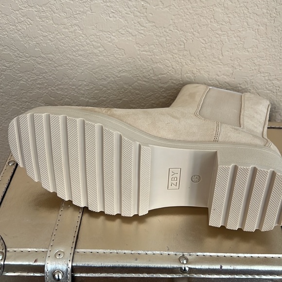 Chelsea Boot - Picture 2 of 2